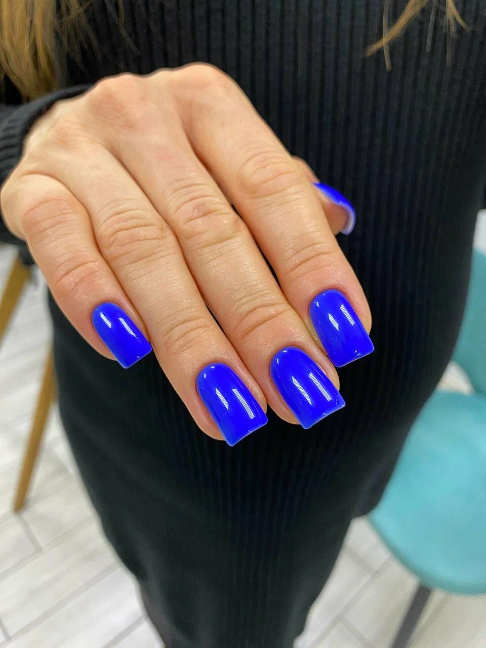 Маникюр Nails Bar в Белгороде - ярко-синее покрытие на коротких ногтях - фото 3