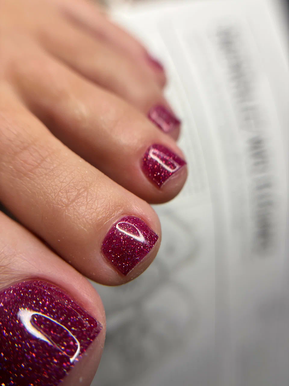 Педикюр Nails Bar в Белгороде - бордовый педикюр с блестящим покрытием - фото 4