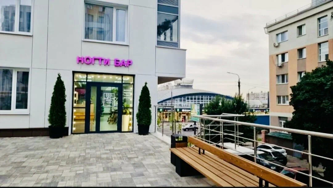 Вход в студию маникюра и педикюра Nails Bar в Белгороде - подход к студии со двора с пандусом - фото 6