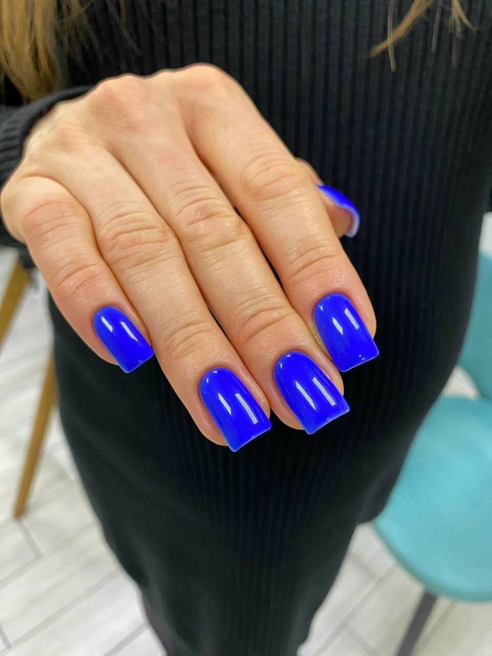Маникюр Nails Bar в Белгороде - ярко-синее покрытие на коротких ногтях - фото 2