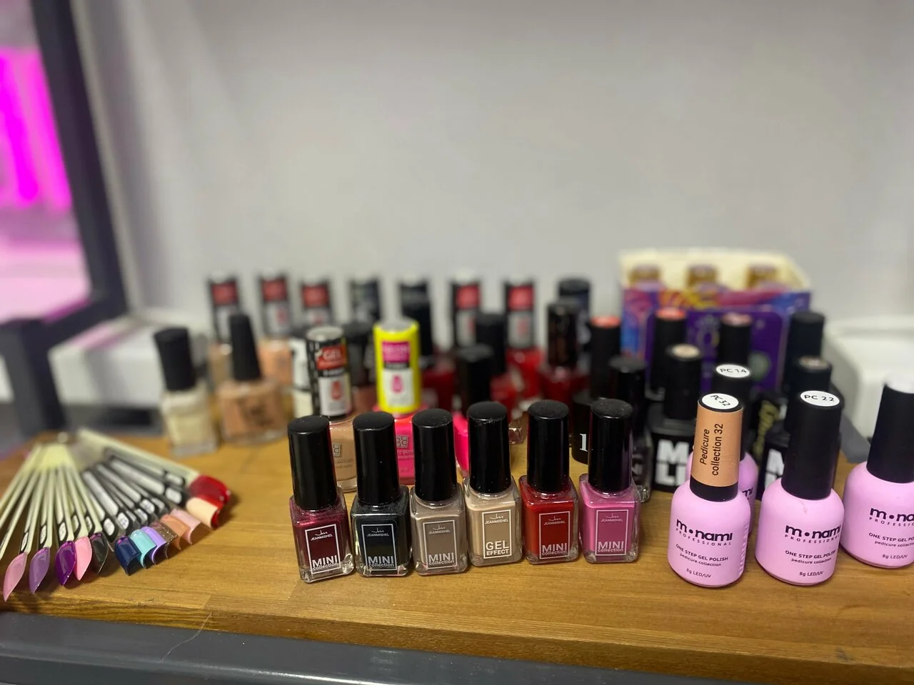 Студия маникюра и педикюра Nails Bar в Белгороде - палитра лаков на рабочем месте - фото 3