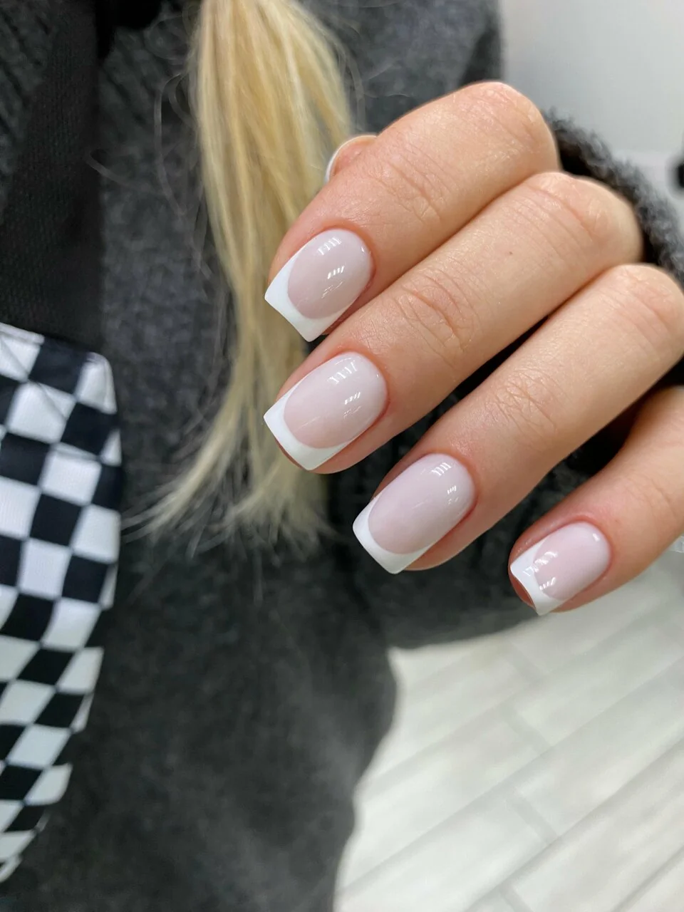 Маникюр Nails Bar в Белгороде - нежно-розовый френч на коротких ногтях - фото 8