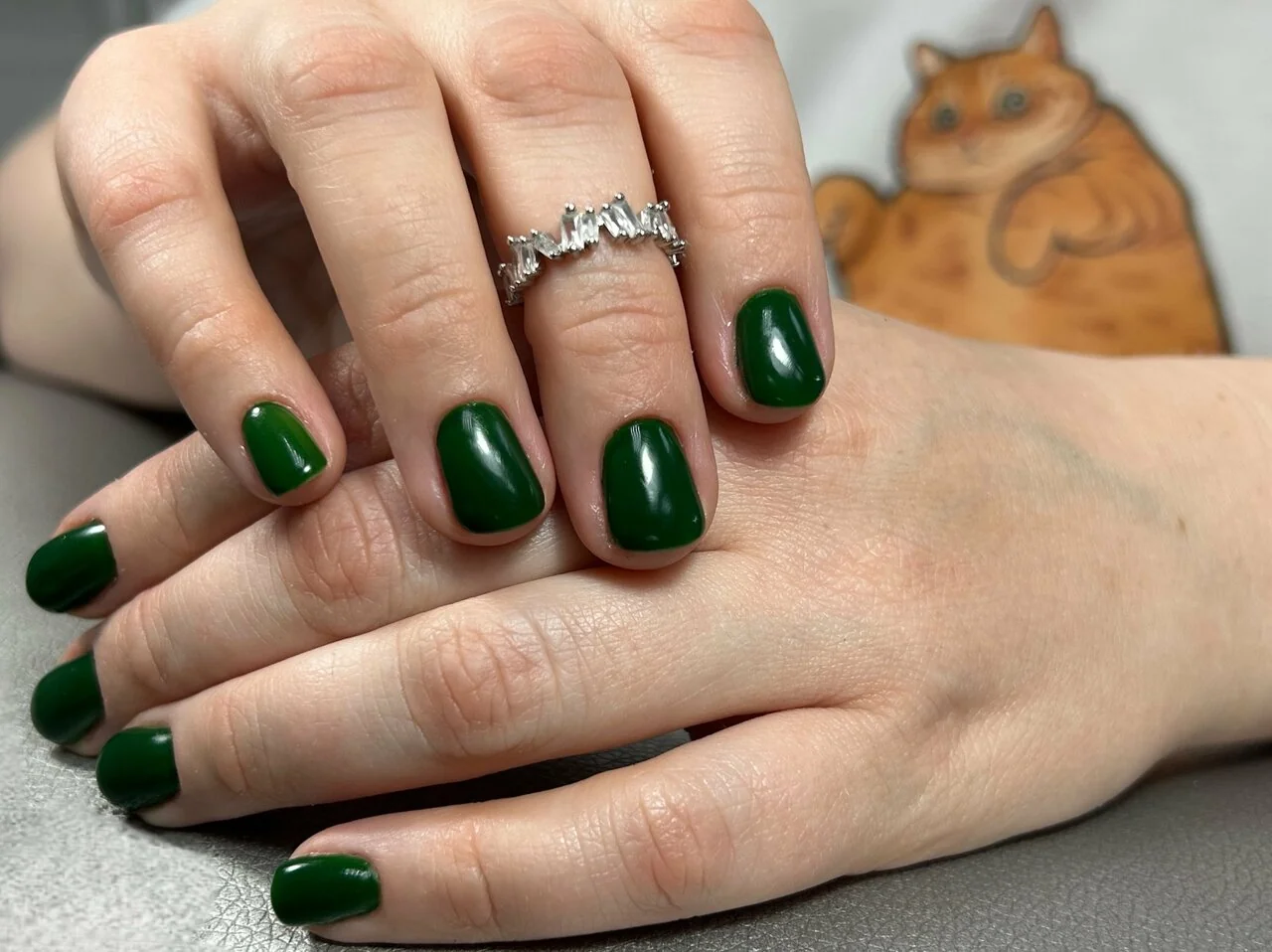 Маникюр Nails Bar в Белгороде - тёмно-зелёный маникюр на короткой длине - фото 9