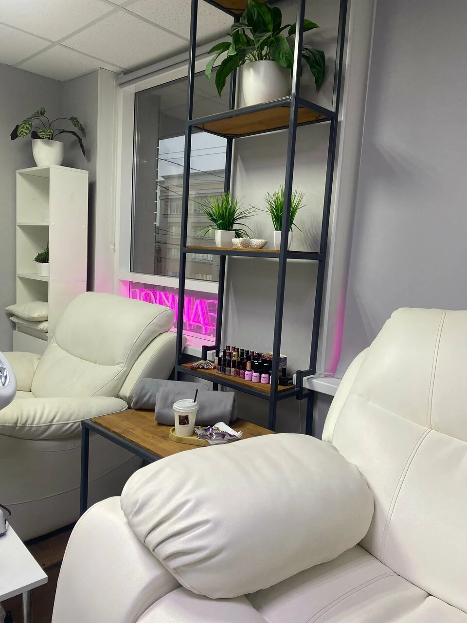 Студия маникюра и педикюра Nails Bar в Белгороде - педикюрное кресло и стеллаж - фото 5