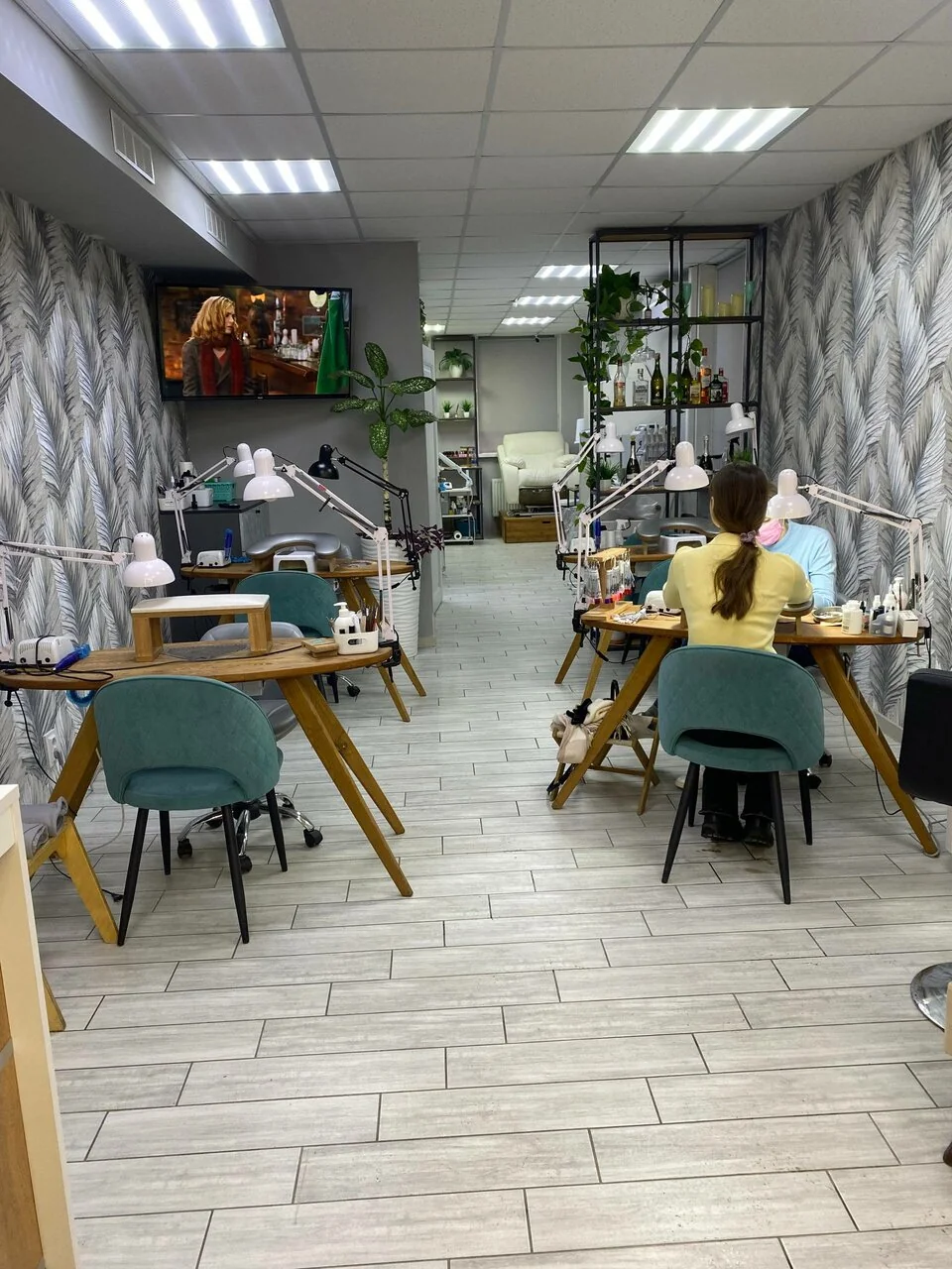 Студия маникюра и педикюра Nails Bar в Белгороде - общий вид зала студии - фото 8