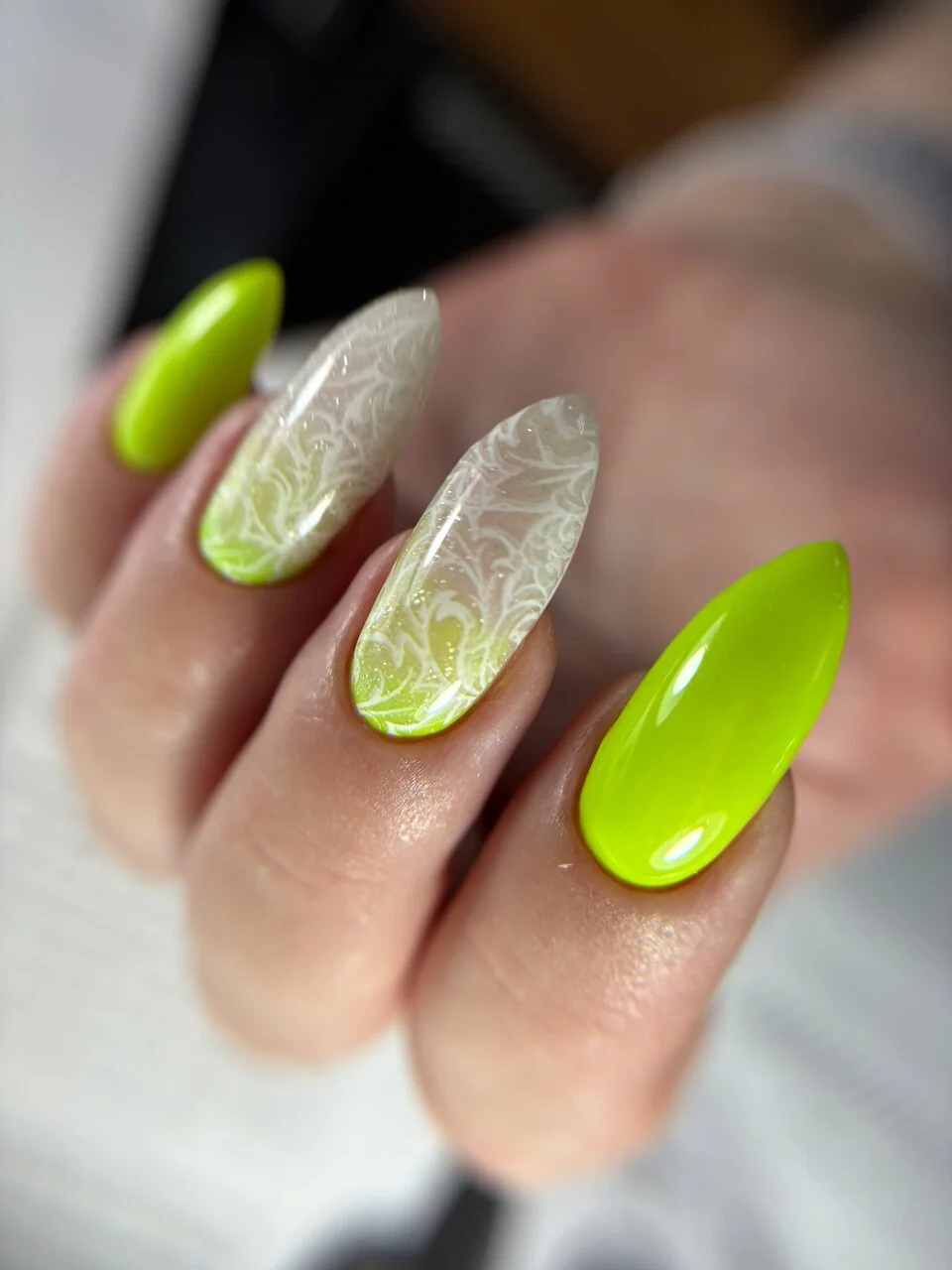 Маникюр Nails Bar в Белгороде - лимонный маникюр с блестящим акцентом - фото 16