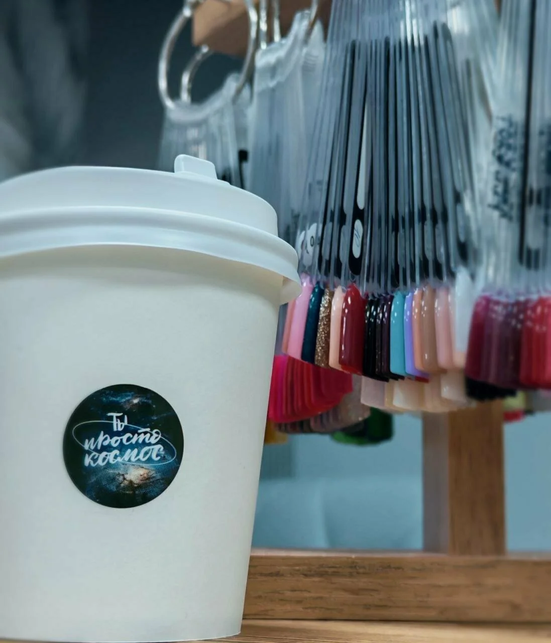 Студия маникюра и педикюра Nails Bar в Белгороде - кофе и детали рабочего пространства - фото 11