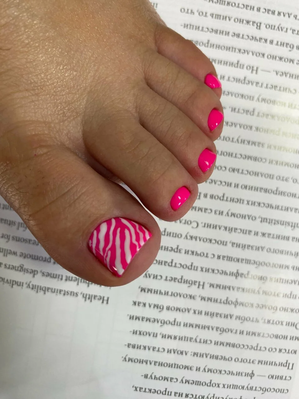 Педикюр Nails Bar в Белгороде - розовый педикюр с узором на большом пальце - фото 3