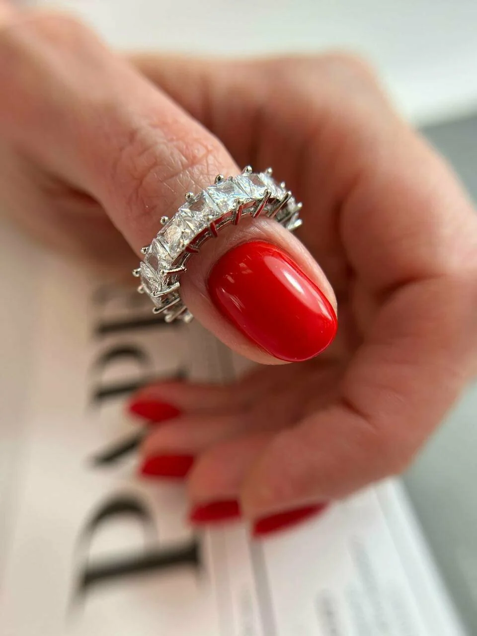 Маникюр Nails Bar в Белгороде - красный маникюр с украшением на руке - фото 26