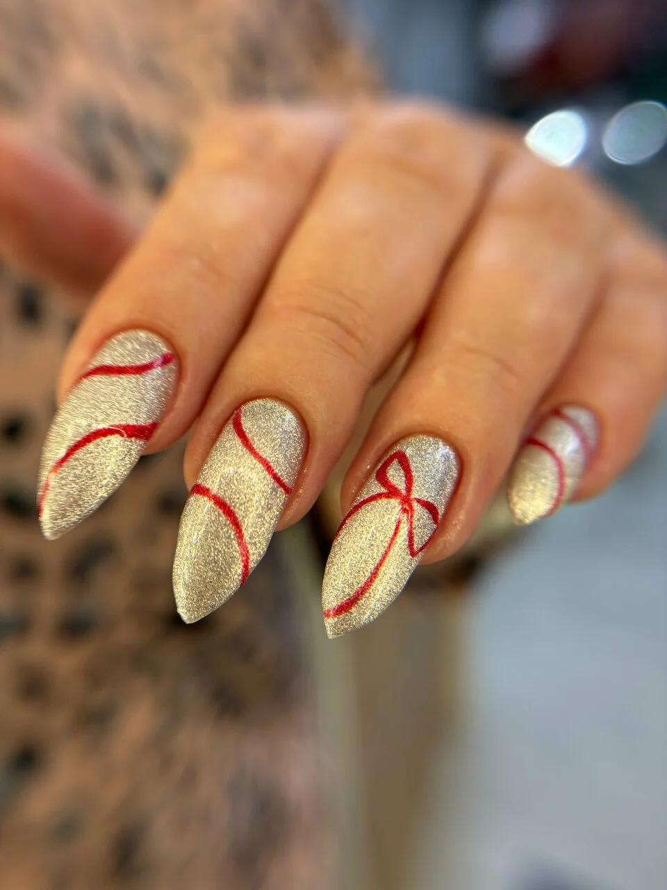 Маникюр Nails Bar в Белгороде - светлый маникюр с красными линиями - фото 27