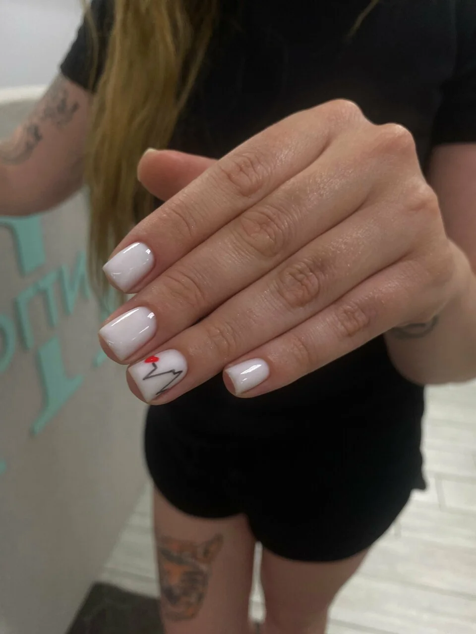 Маникюр Nails Bar в Белгороде - белое покрытие с акцентом на одном ногте - фото 28