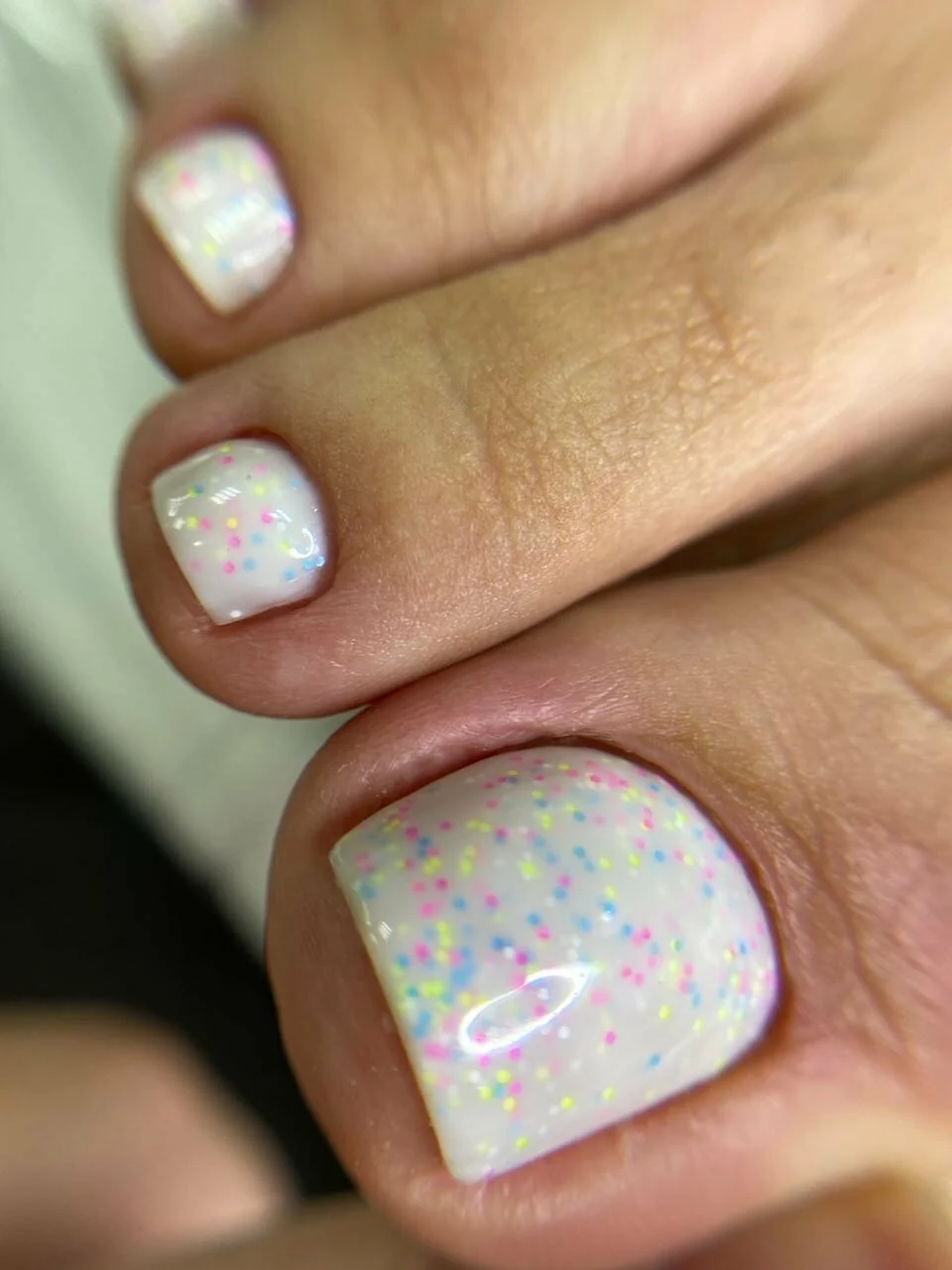 Педикюр Nails Bar в Белгороде - светлый педикюр с цветными вкраплениями - фото 4