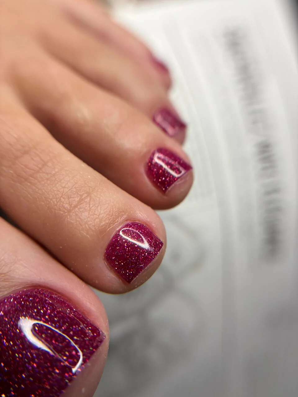 Педикюр Nails Bar в Белгороде - бордовый педикюр с блестящим покрытием - фото 5