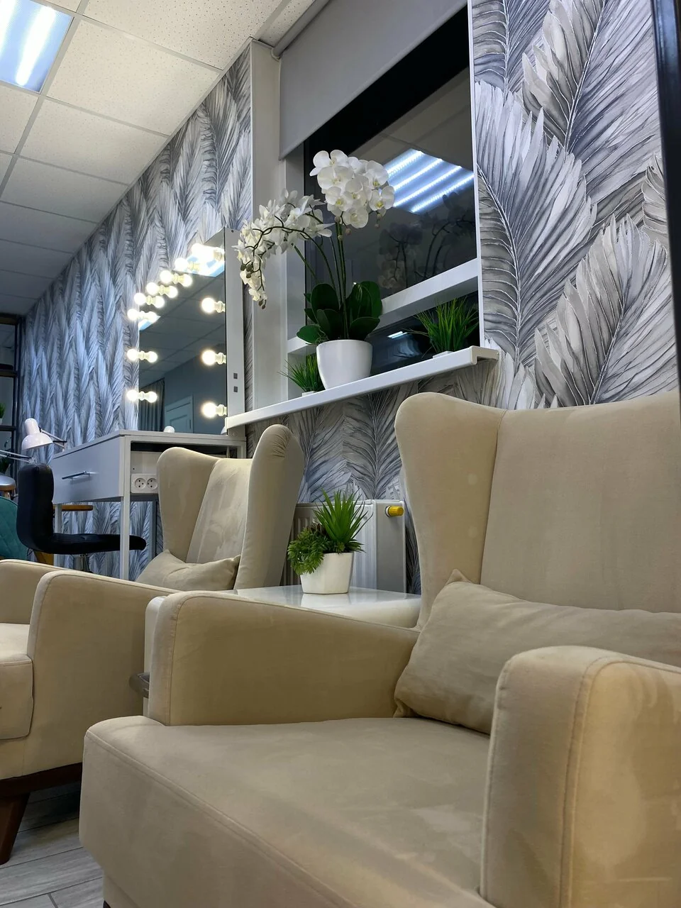 Студия маникюра и педикюра Nails Bar в Белгороде - кресла в зоне педикюра - фото 23