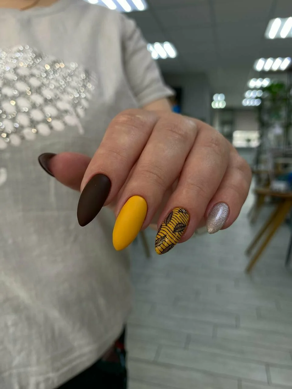 Маникюр Nails Bar в Белгороде - маникюр с жёлтым и коричневым оттенками - фото 34