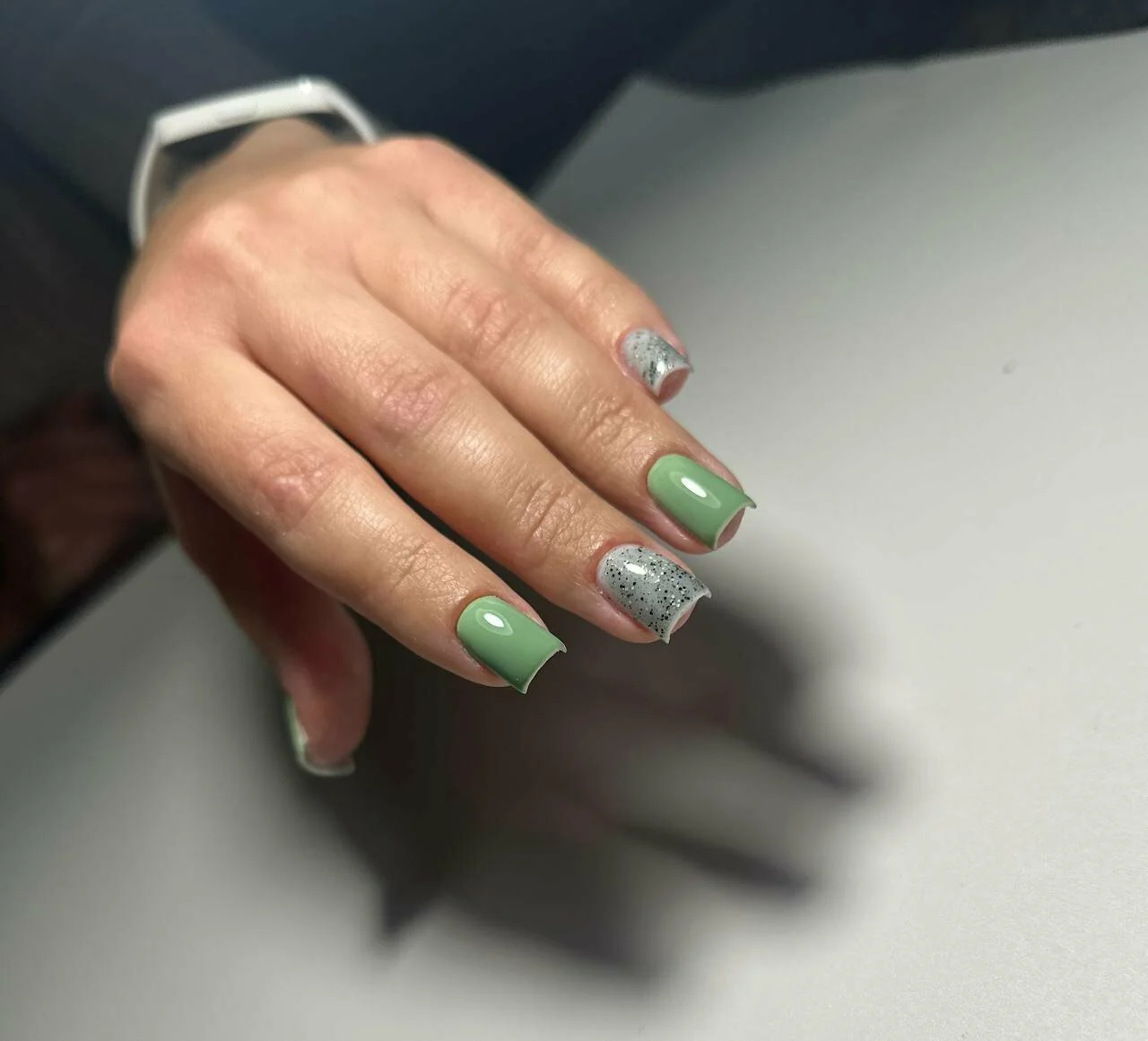 Маникюр Nails Bar в Белгороде - зелёный маникюр с мерцанием - фото 35