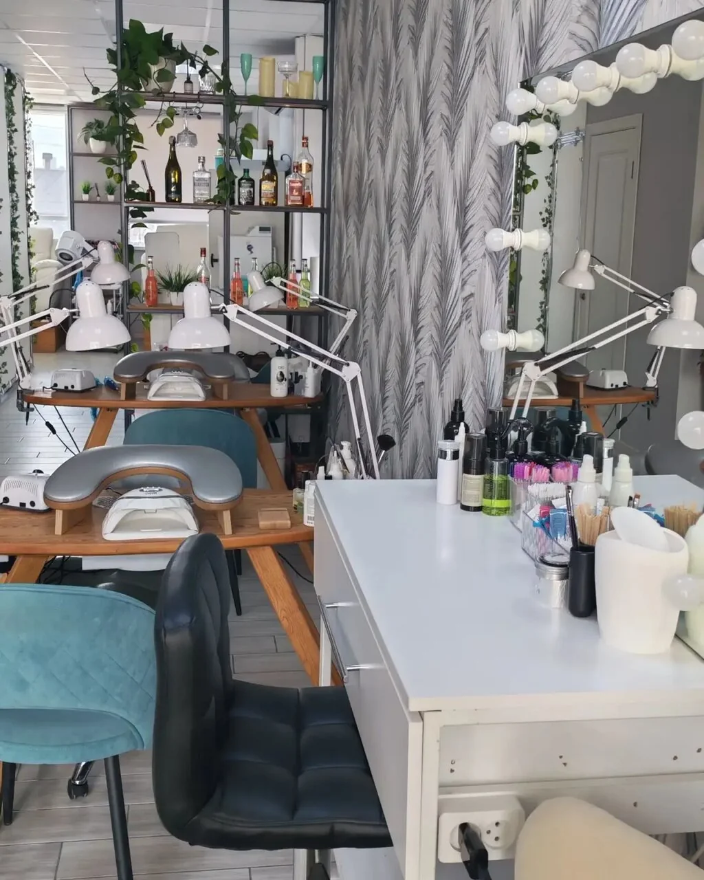 Студия маникюра и педикюра Nails Bar в Белгороде - маникюрные столы в зале - фото 27