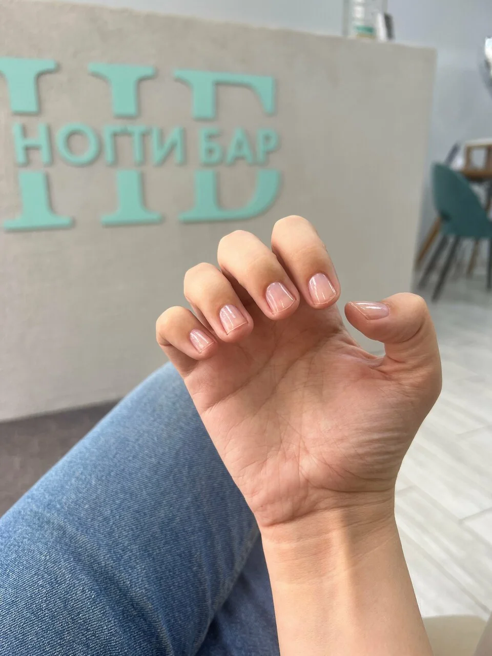 Маникюр Nails Bar в Белгороде - нюдовый маникюр на фоне логотипа nails bar - фото 40