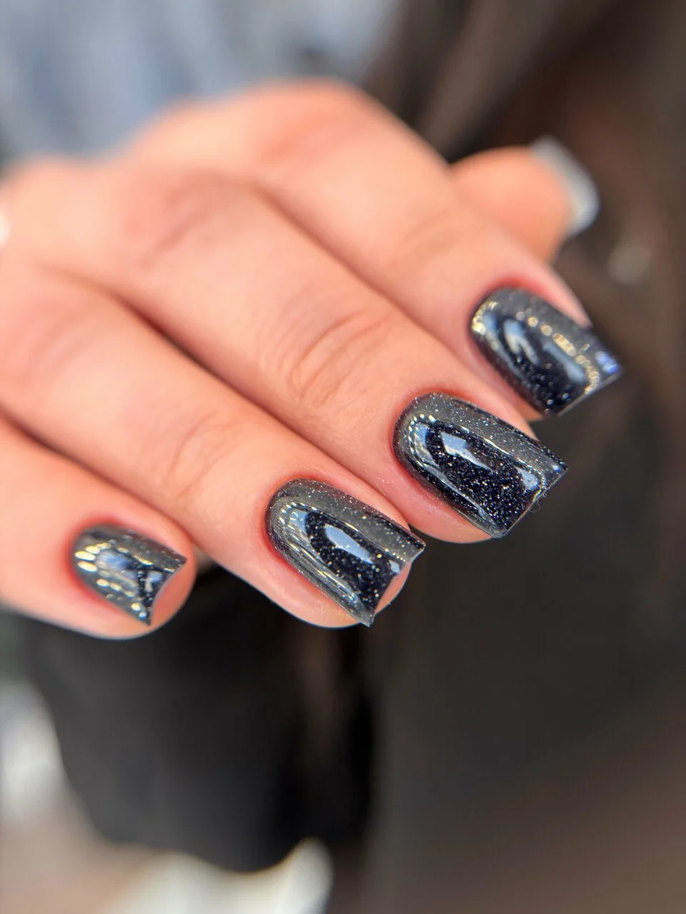 Маникюр Nails Bar в Белгороде - тёмный маникюр с блёстками - фото 42