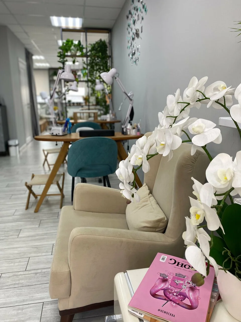 Студия маникюра и педикюра Nails Bar в Белгороде - орхидеи и кремовые кресла - фото 37