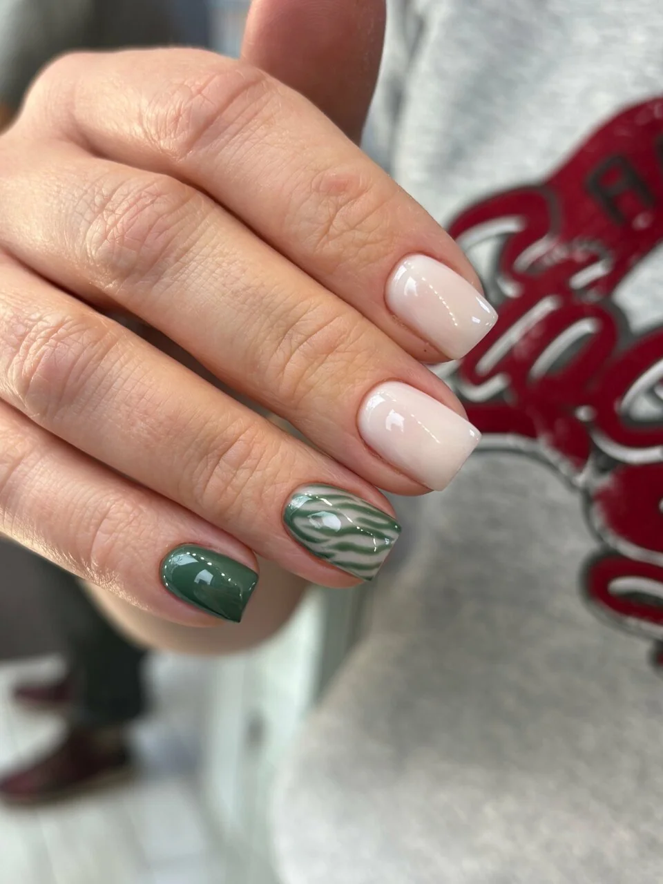 Маникюр Nails Bar в Белгороде - маникюр в зелёном, красном и молочном оттенках - фото 48