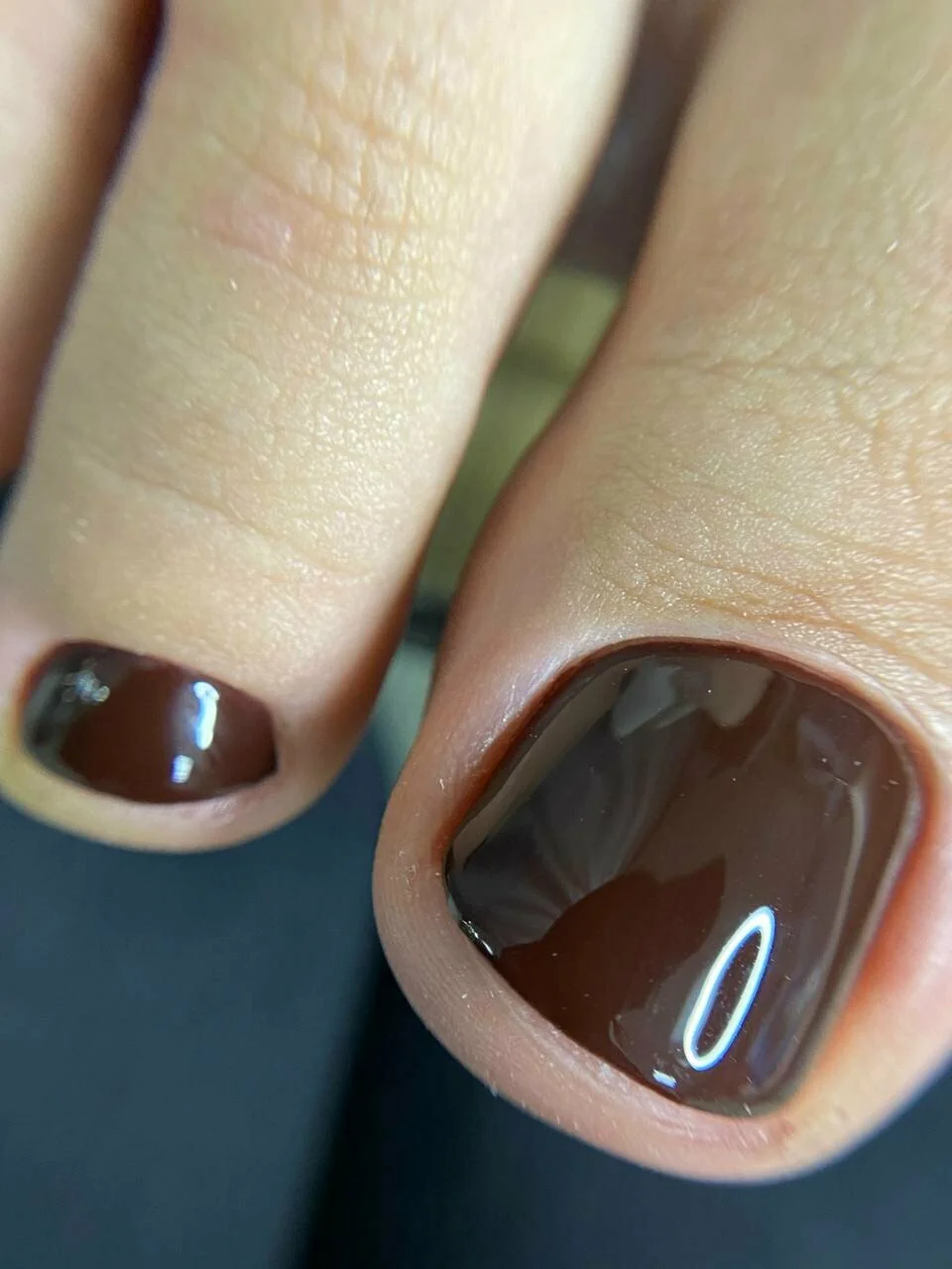 Педикюр Nails Bar в Белгороде - тёмный педикюр с глянцевым блеском - фото 9