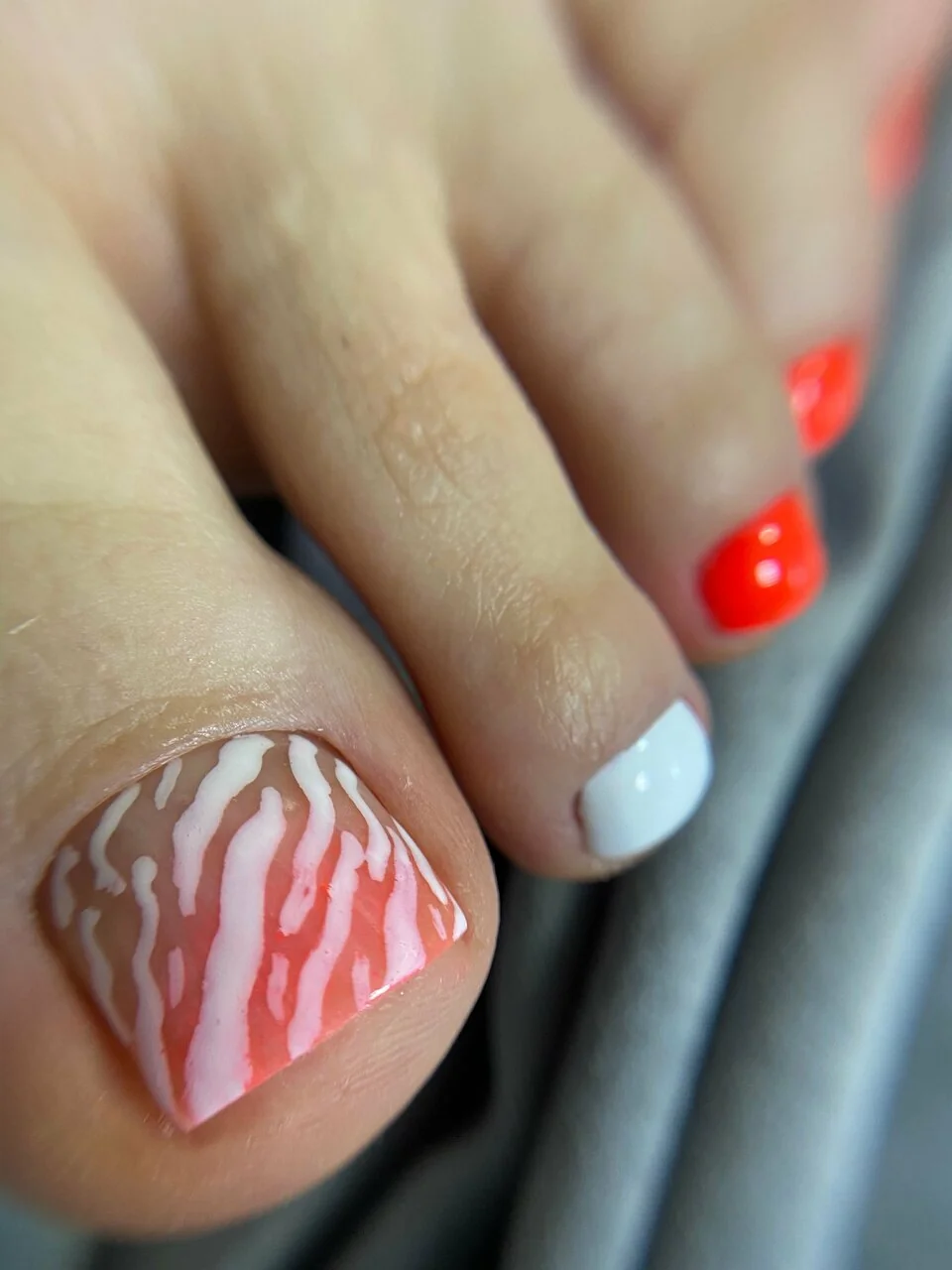 Педикюр Nails Bar в Белгороде - яркий педикюр с графичным акцентом - фото 11