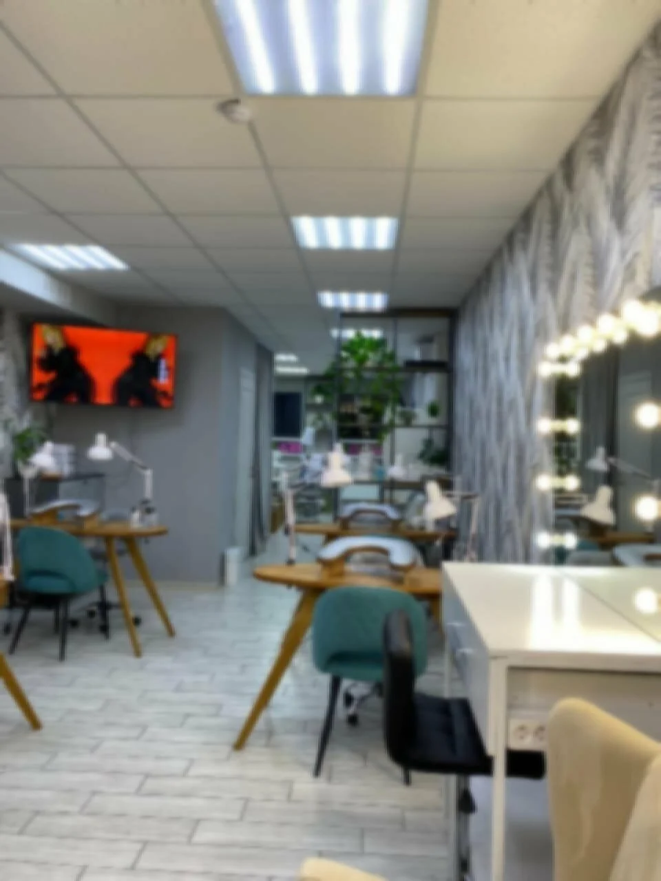 Студия маникюра и педикюра Nails Bar в Белгороде - маникюрный зал со светлыми столами - фото 44