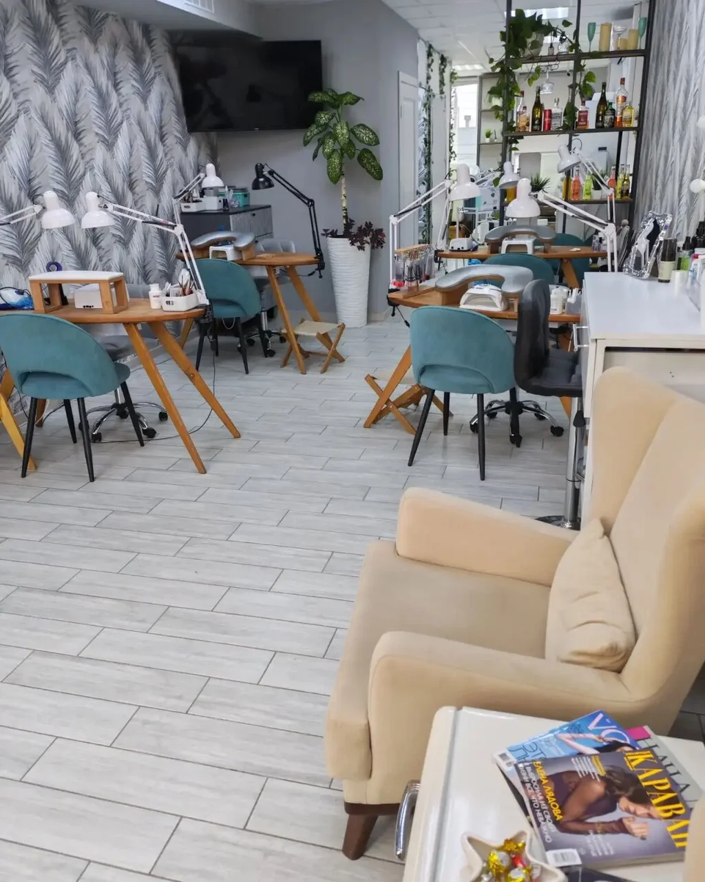 Студия маникюра и педикюра Nails Bar в Белгороде - общий вид зала с креслами - фото 46