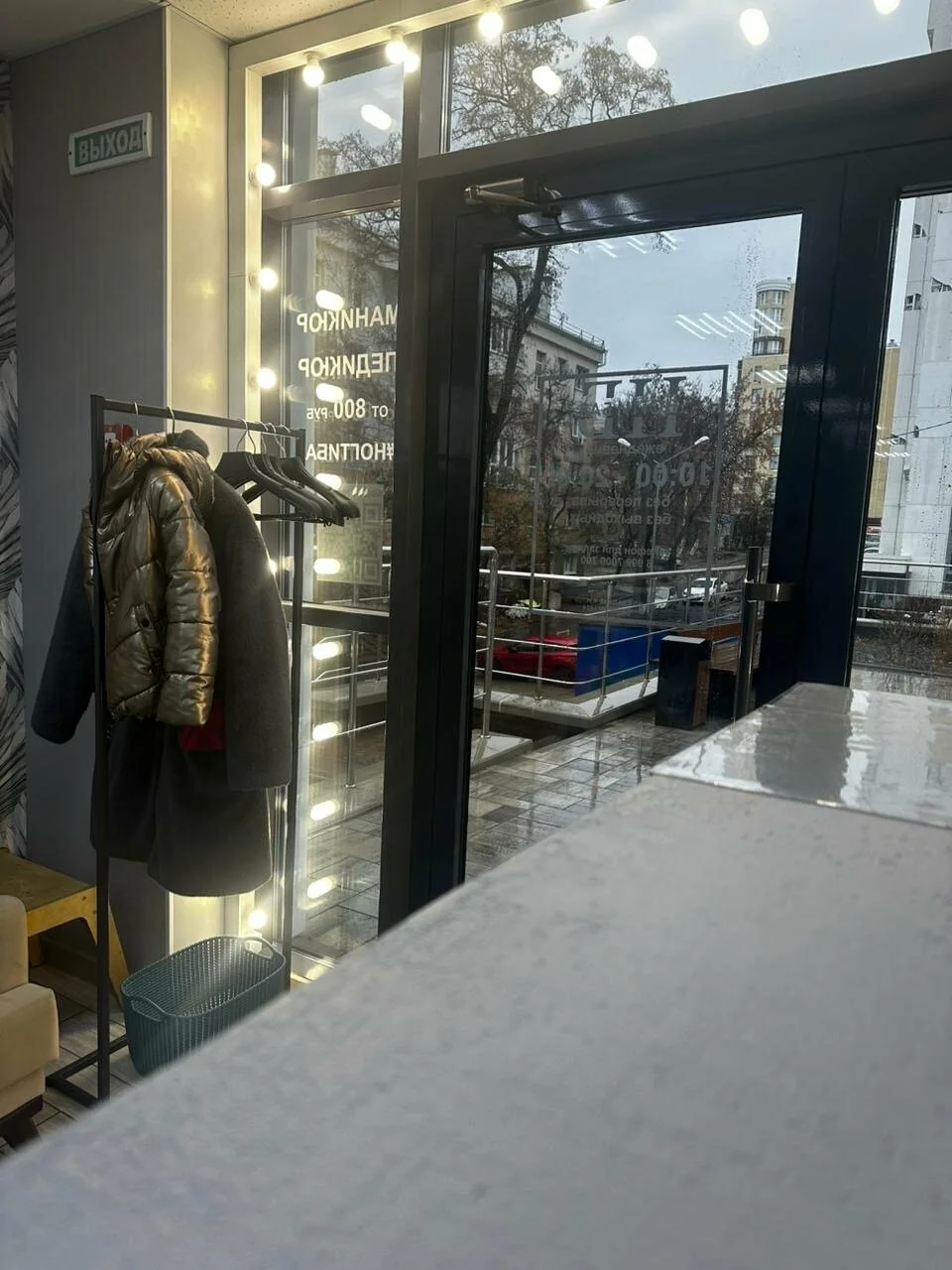 Вход в студию маникюра и педикюра Nails Bar в Белгороде - вид на вход изнутри студии - фото 12