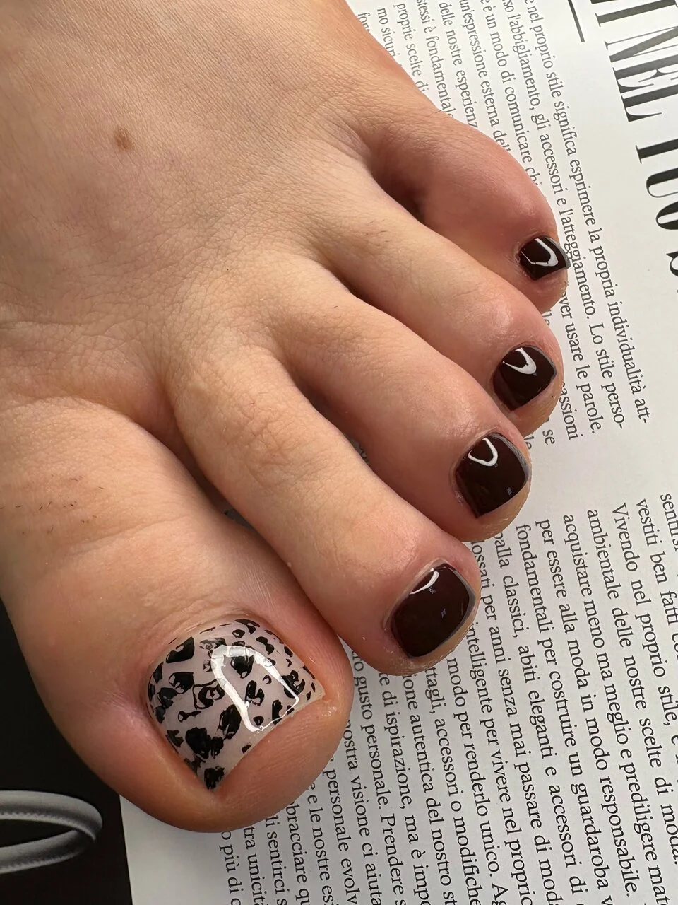 Педикюр Nails Bar в Белгороде - тёмный педикюр с леопардовым акцентом - фото 21