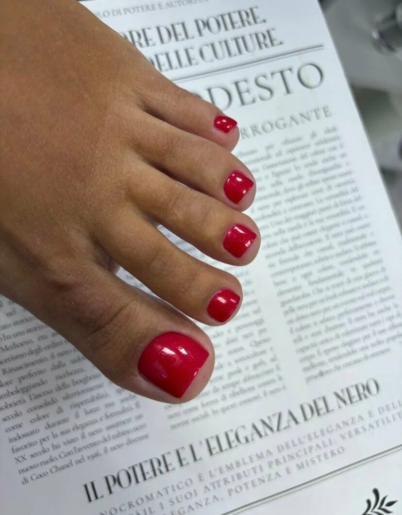 Педикюр Nails Bar в Белгороде - красный педикюр на фоне журнала - фото 23
