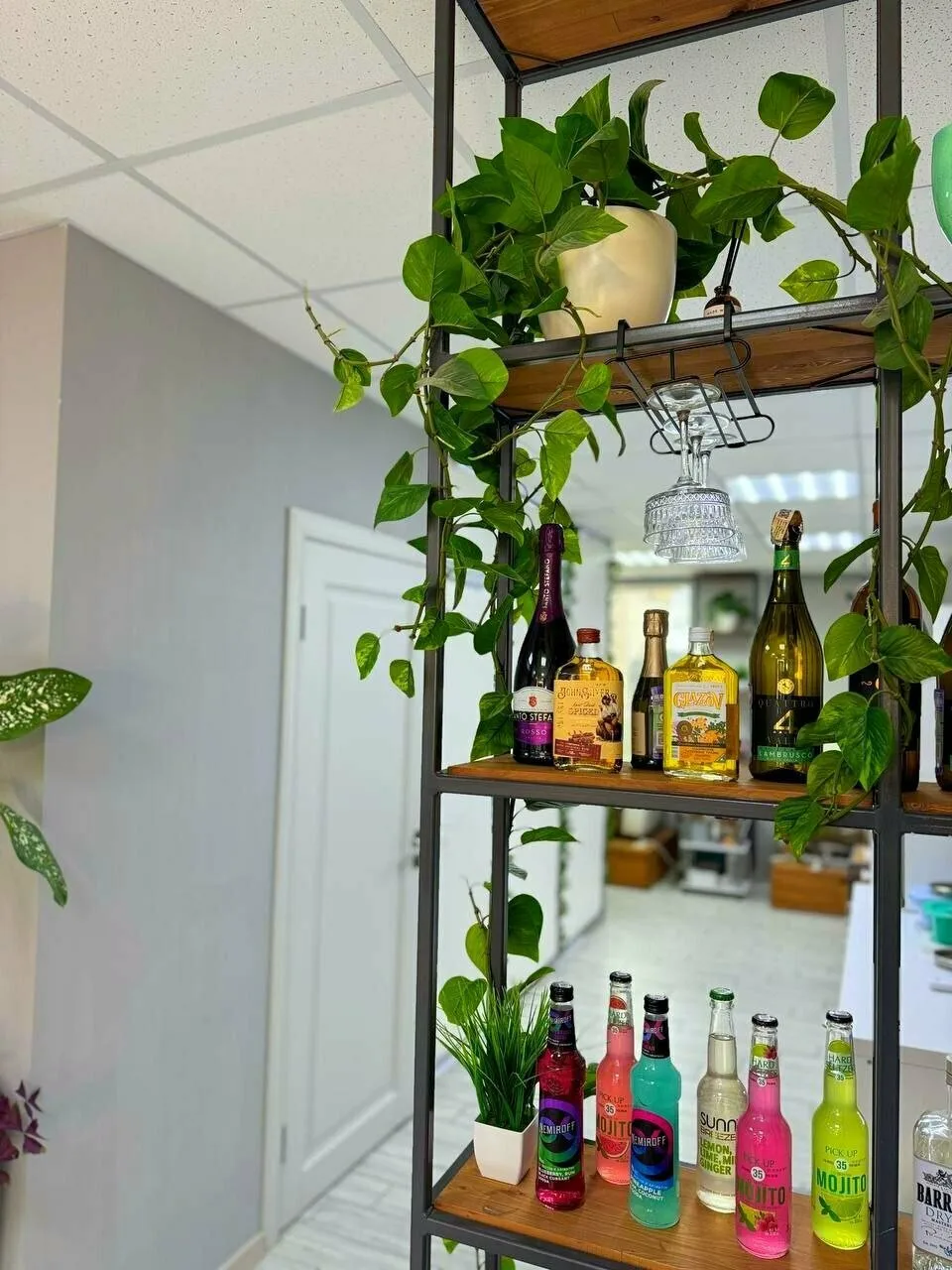 Студия маникюра и педикюра: интерьер и детали Nails Bar в Белгороде - фото 75 из карточки Яндекс Карт