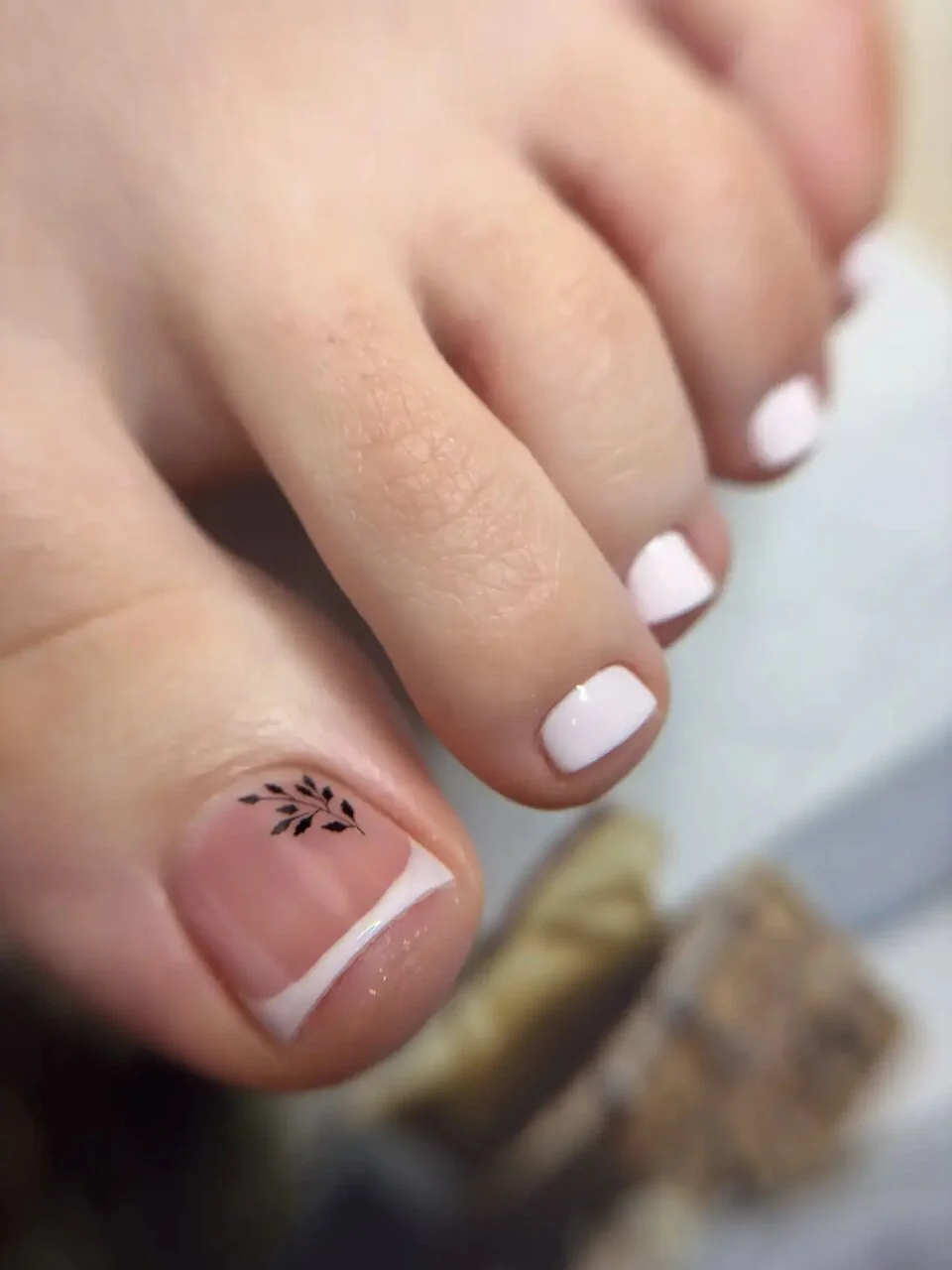 Педикюр Nails Bar в Белгороде - светлый педикюр с декоративной линией - фото 43